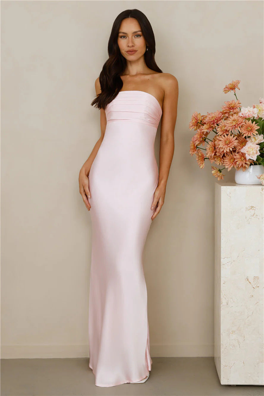 Damer Elegant strapless Maxiklädning med glänsande satin och figursydd snitt Mirla-Eva Jonsson