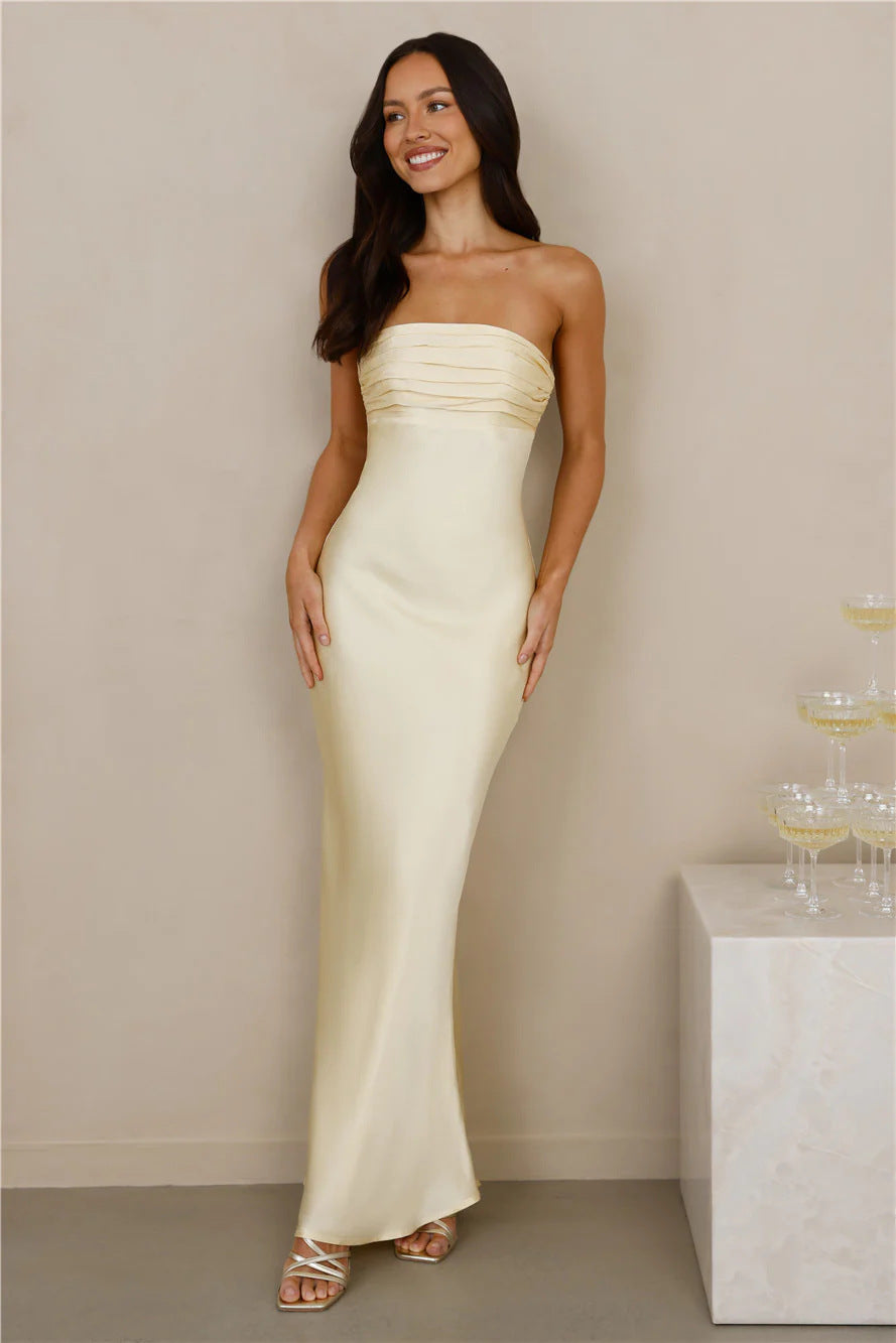 Damer Elegant strapless Maxiklädning med glänsande satin och figursydd snitt Mirla-Eva Jonsson