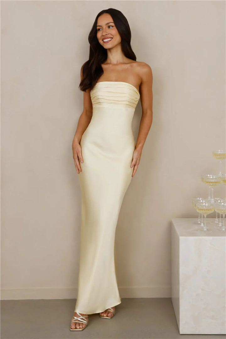 Damer Elegant strapless Maxiklädning med glänsande satin och figursydd snitt Mirla-Eva Jonsson