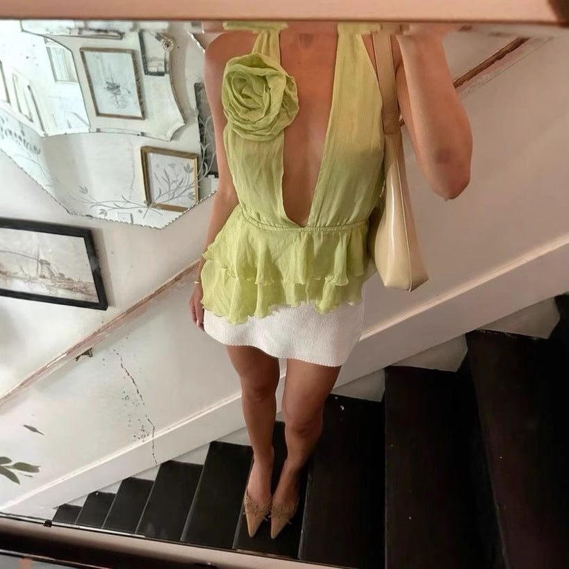 Damer Elegant topp med blomapplikation och djup V-ringning Mirla-Eva Jonsson