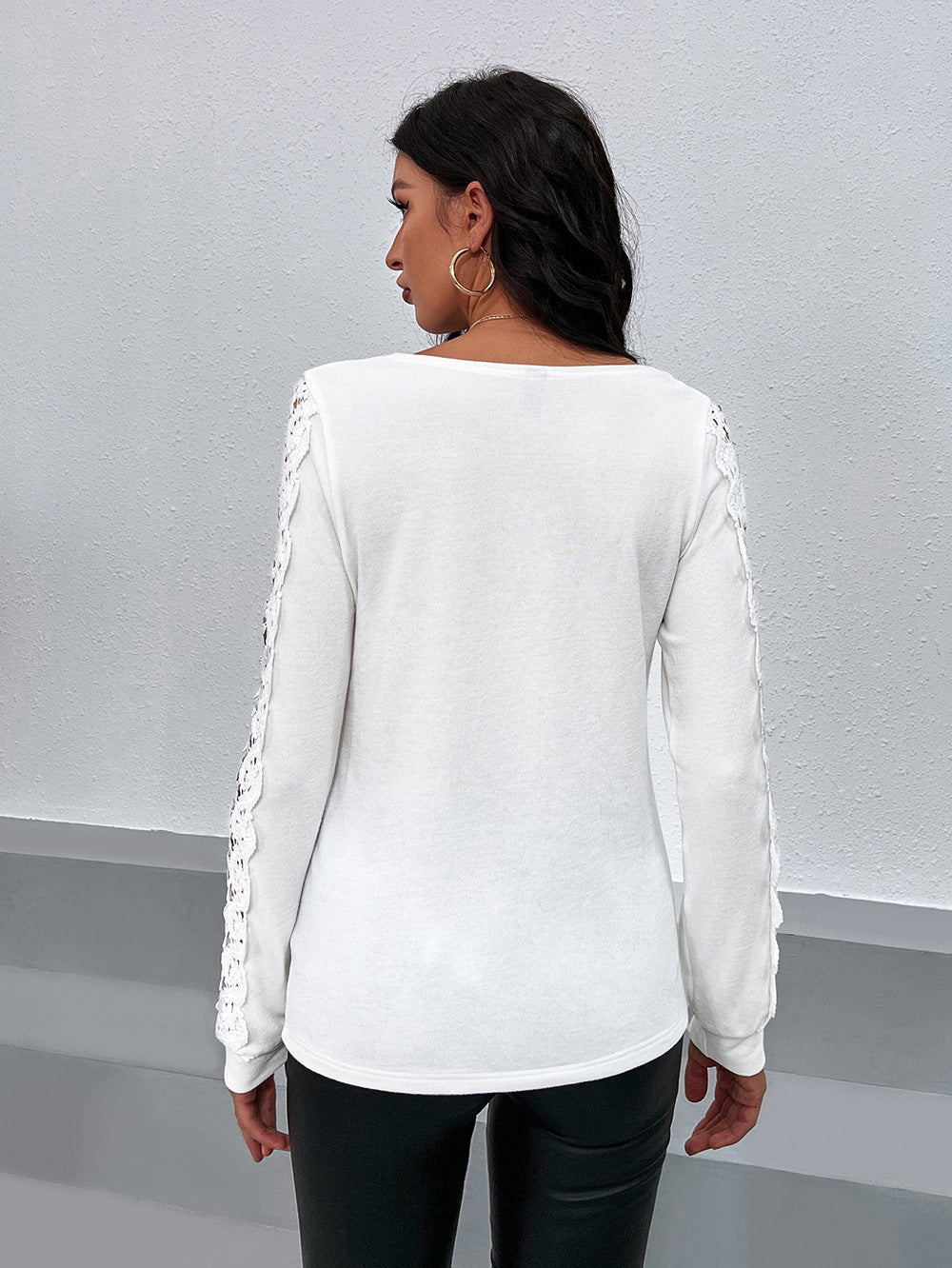 Damer Elegant topp med spetsärmar och V-ringning Eva Jonsson-Eva Jonsson