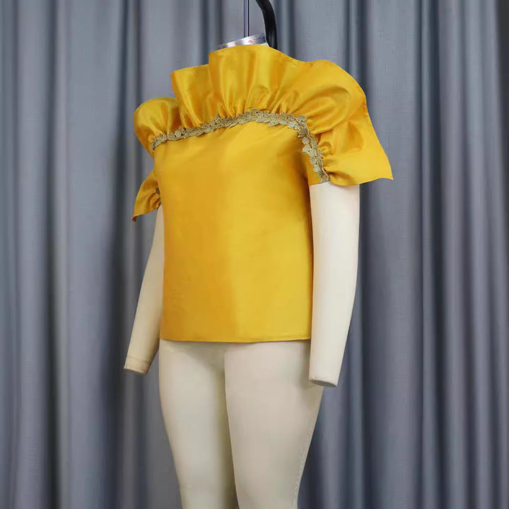 Damer Elegant topp med voluminösa puffärmar och ömtåliga spetsaccenter Mirla-Eva Jonsson