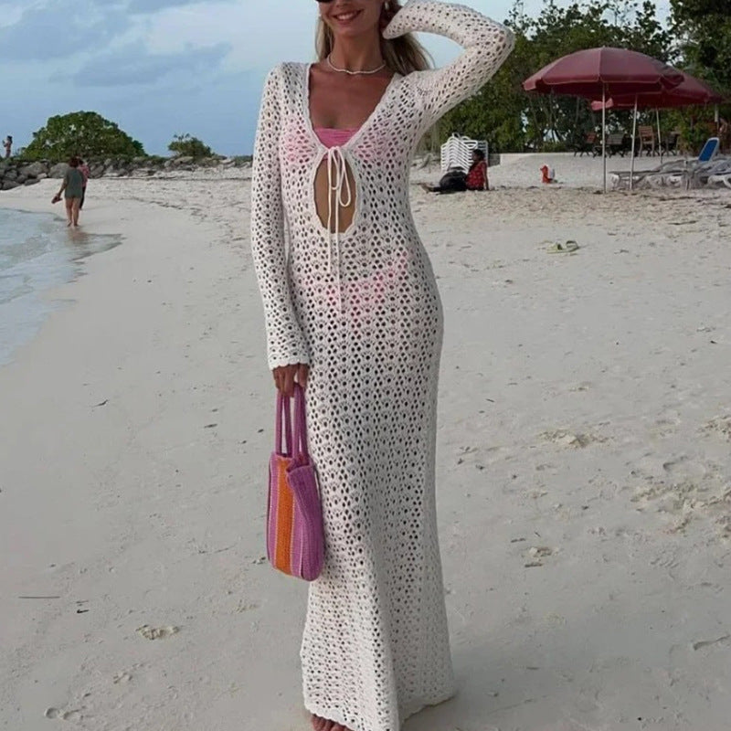 Damer Elegant virkade strandklänning med djup V-ringning och luftig struktur Mirla-Eva Jonsson