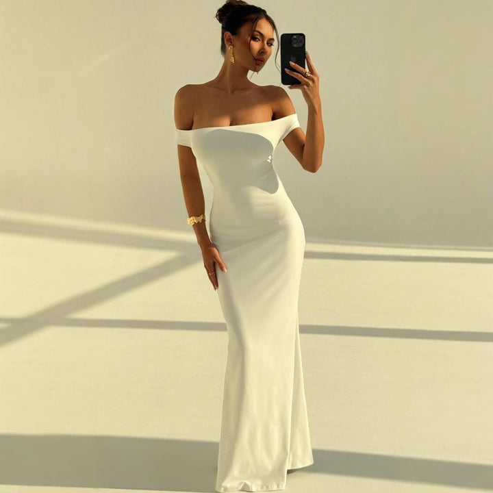 Damer Eleganta Off-Shoulder Maxiklänning med figurnära skärning Mirla-Eva Jonsson