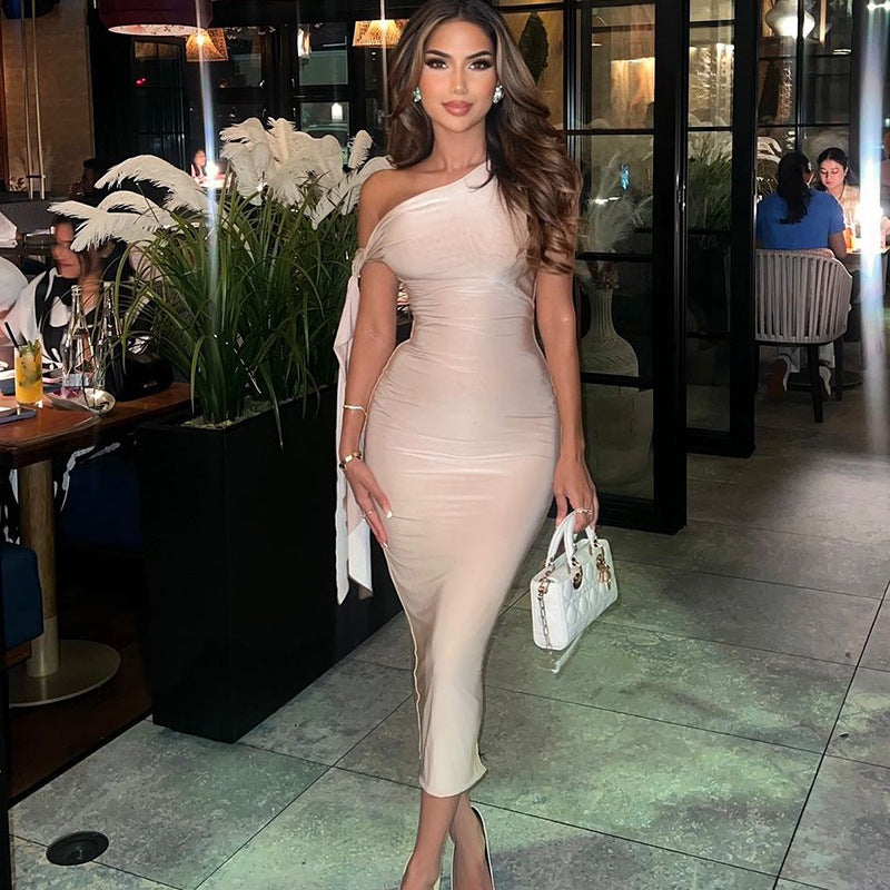 Damer Eleganta One-Shoulder-Klänning med figurformande silhuett och långa ärmar Mirla-Eva Jonsson
