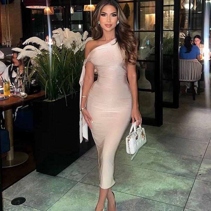 Damer Eleganta One-Shoulder-Klänning med figurformande silhuett och långa ärmar Mirla-Eva Jonsson