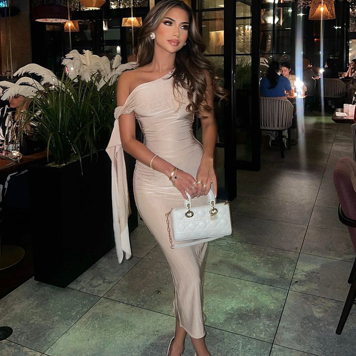 Damer Eleganta One-Shoulder-Klänning med figurformande silhuett och långa ärmar Mirla-Eva Jonsson