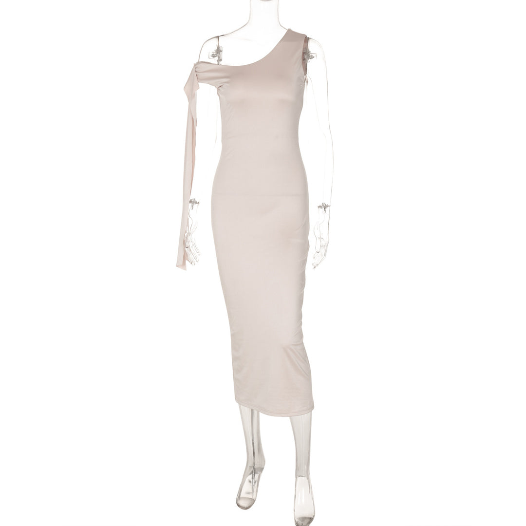 Damer Eleganta One-Shoulder-Klänning med figurformande silhuett och långa ärmar Mirla-Eva Jonsson