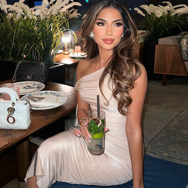 Damer Eleganta One-Shoulder-Klänning med figurformande silhuett och långa ärmar Mirla-Eva Jonsson