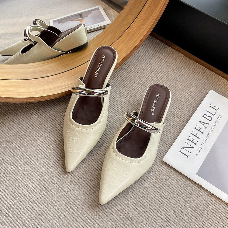 Damer Eleganta Slingback Mules med Spetsig Tåområden och Dekorativ Kedjedetalj Mirla-Eva Jonsson