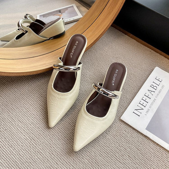 Damer Eleganta Slingback Mules med Spetsig Tåområden och Dekorativ Kedjedetalj Mirla-Eva Jonsson