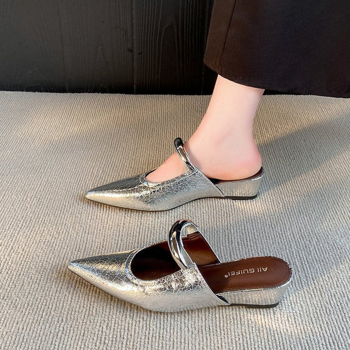 Damer Eleganta Slingback Mules med Spetsig Tåområden och Dekorativ Kedjedetalj Mirla-Eva Jonsson