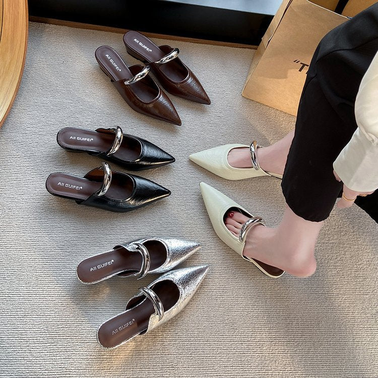 Damer Eleganta Slingback Mules med Spetsig Tåområden och Dekorativ Kedjedetalj Mirla-Eva Jonsson