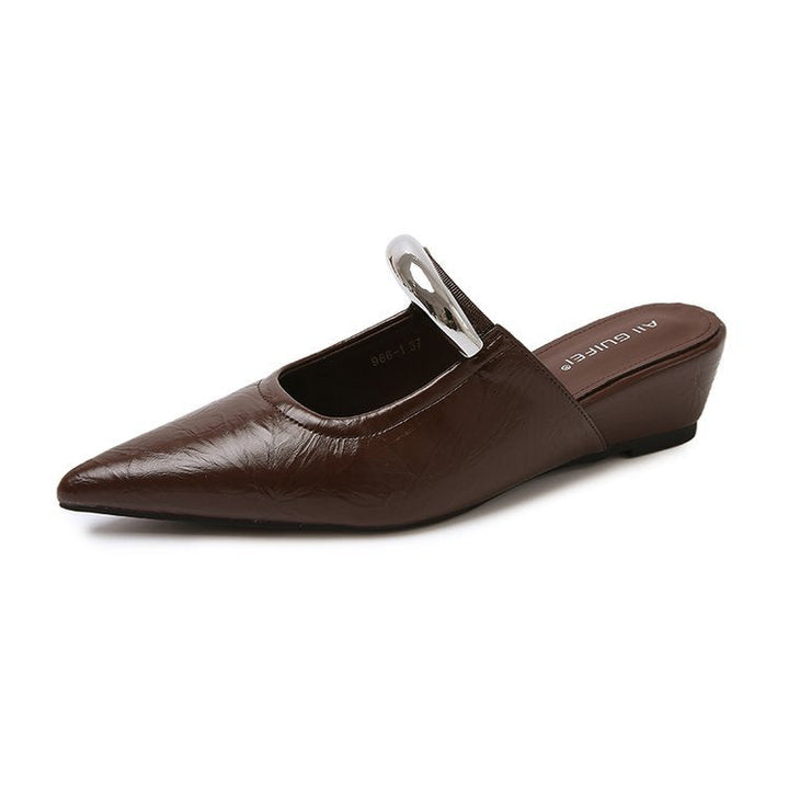 Damer Eleganta Slingback Mules med Spetsig Tåområden och Dekorativ Kedjedetalj Mirla-Eva Jonsson