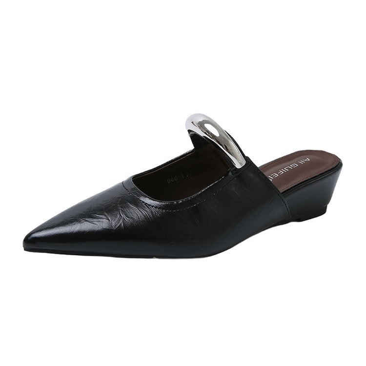 Damer Eleganta Slingback Mules med Spetsig Tåområden och Dekorativ Kedjedetalj Mirla-Eva Jonsson