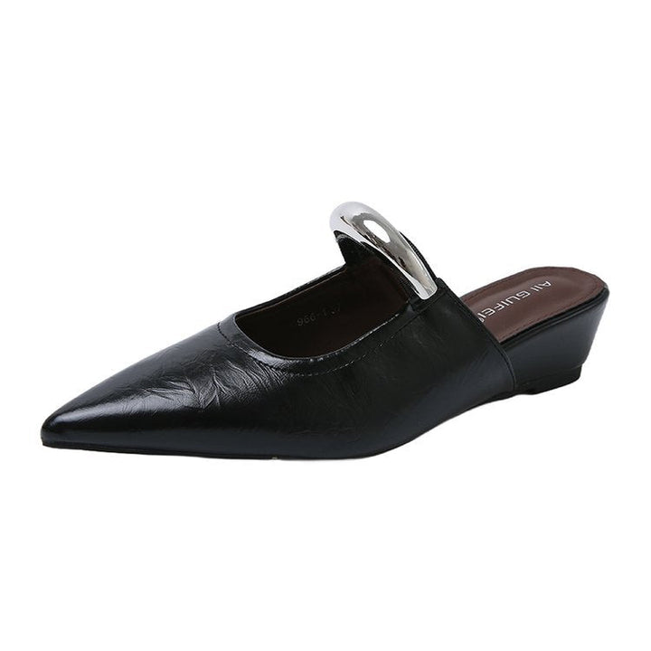 Damer Eleganta Slingback Mules med Spetsig Tåområden och Dekorativ Kedjedetalj Mirla-Eva Jonsson