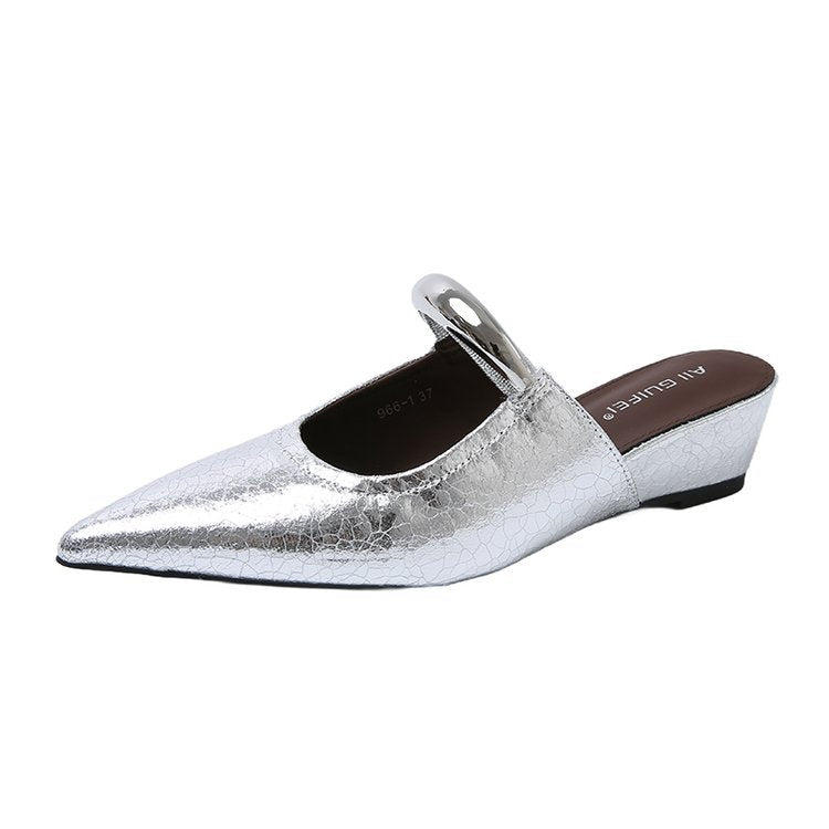 Damer Eleganta Slingback Mules med Spetsig Tåområden och Dekorativ Kedjedetalj Mirla-Eva Jonsson