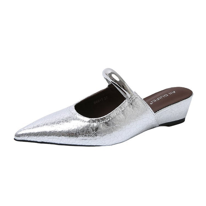 Damer Eleganta Slingback Mules med Spetsig Tåområden och Dekorativ Kedjedetalj Mirla-Eva Jonsson