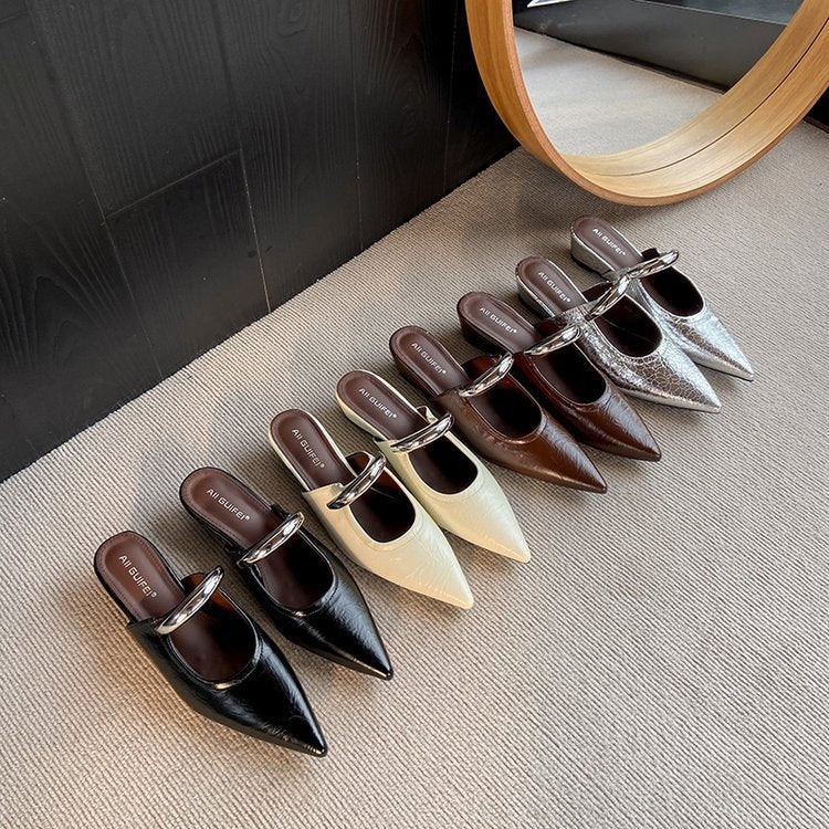 Damer Eleganta Slingback Mules med Spetsig Tåområden och Dekorativ Kedjedetalj Mirla-Eva Jonsson