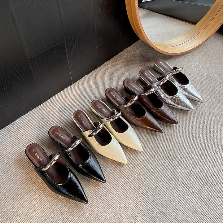 Damer Eleganta Slingback Mules med Spetsig Tåområden och Dekorativ Kedjedetalj Mirla-Eva Jonsson
