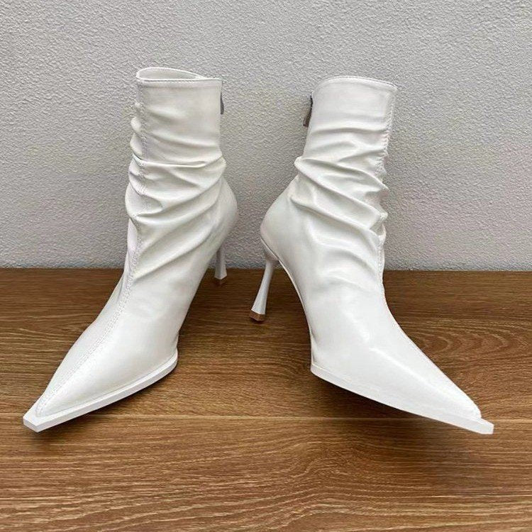 Damer Eleganta Stövletter med Spetsig Tåområde och Avslappnad Slip-On Design Mirla-Eva Jonsson