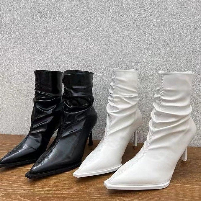 Damer Eleganta Stövletter med Spetsig Tåområde och Avslappnad Slip-On Design Mirla-Eva Jonsson