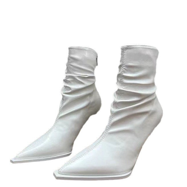 Damer Eleganta Stövletter med Spetsig Tåområde och Avslappnad Slip-On Design Mirla-Eva Jonsson