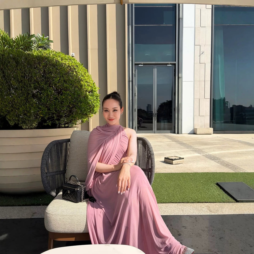 Damer Eleganta omlottklänning med asymmetrisk design och flödande drapering Mirla-Eva Jonsson