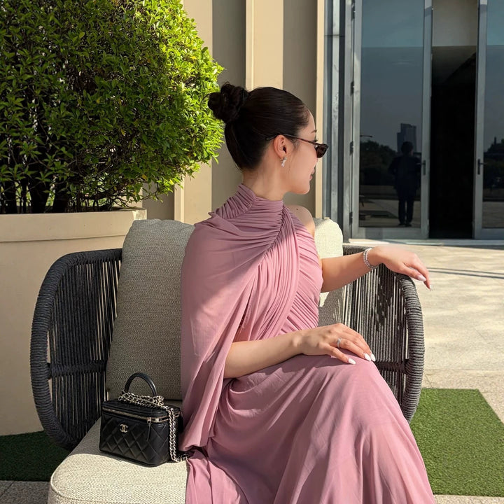 Damer Eleganta omlottklänning med asymmetrisk design och flödande drapering Mirla-Eva Jonsson