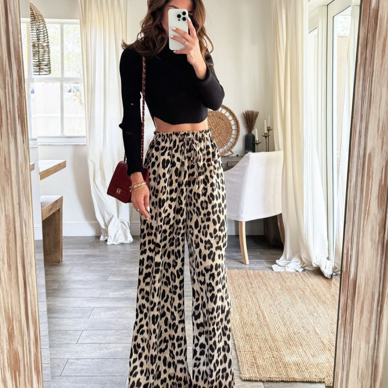 Damer Eleganta vida byxor i modernt leopardmönster Mirla-Eva Jonsson