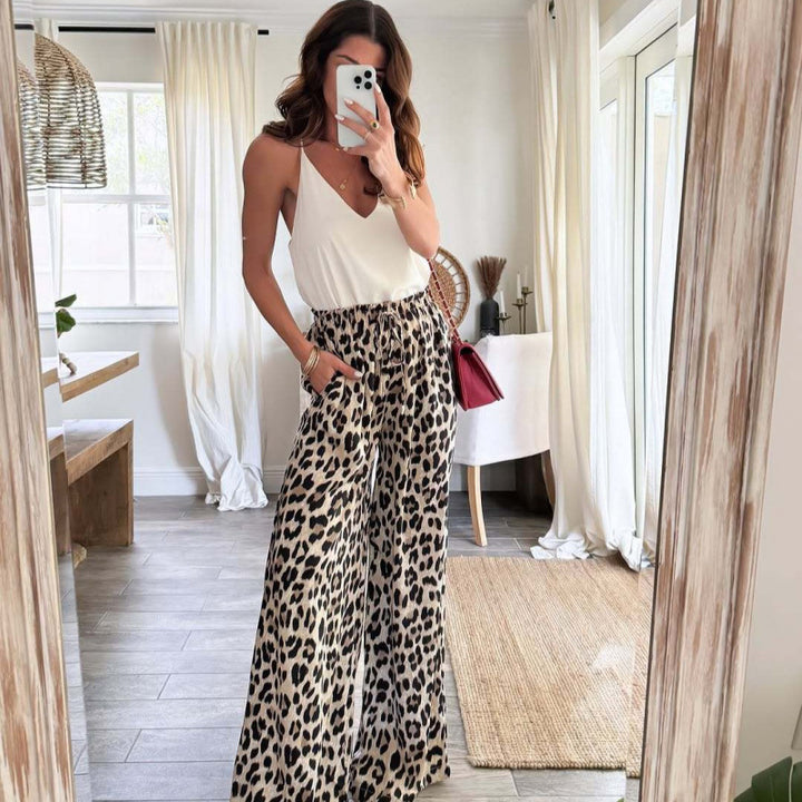 Damer Eleganta vida byxor i modernt leopardmönster Mirla-Eva Jonsson