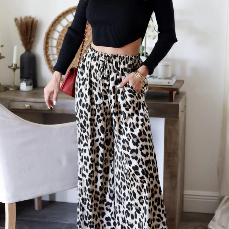 Damer Eleganta vida byxor i modernt leopardmönster Mirla-Eva Jonsson
