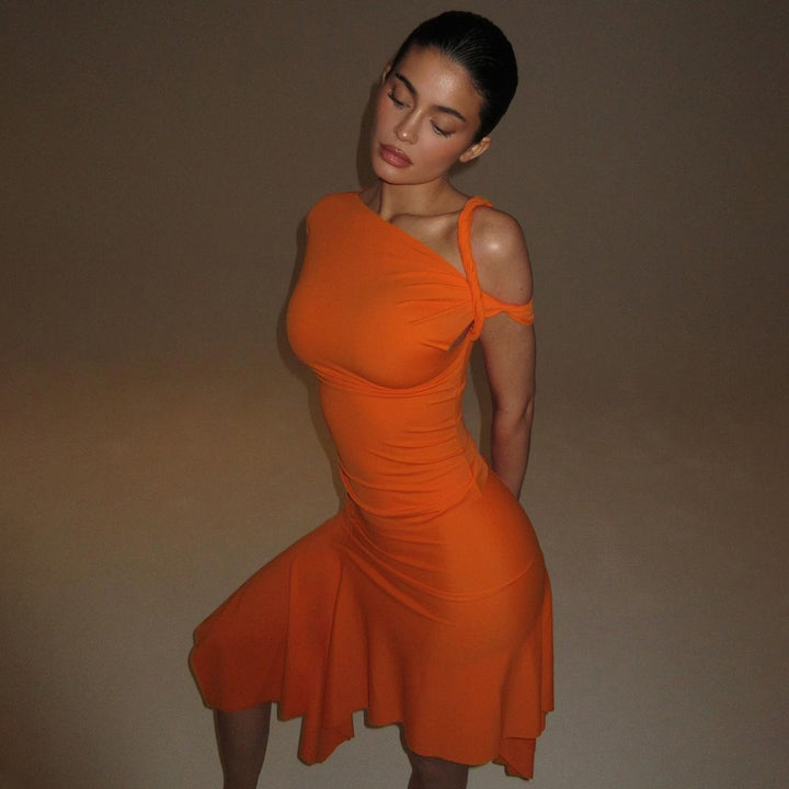 Damer Ensidig Miniklänning med elegant asymmetrisk sänkning och raffinerad cut-out Eva Jonsson-Eva Jonsson