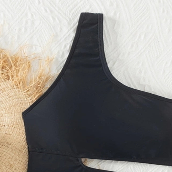 Damer Ensidig baddräkt med modern cut-out och sportig design Mirla-Eva Jonsson