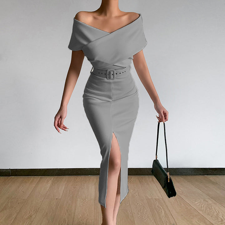 Damer Etuiklädning med axelbandsfritt design och hög båtsplit Mirla-Eva Jonsson