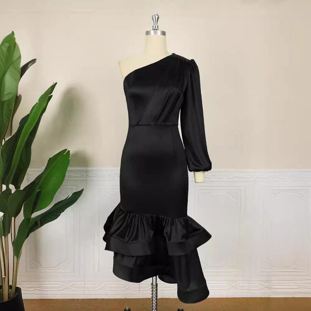 Damer Exklusiv Satin-klänning med asymmetrisk design och voluminös volang-nederdel Mirla-Eva Jonsson