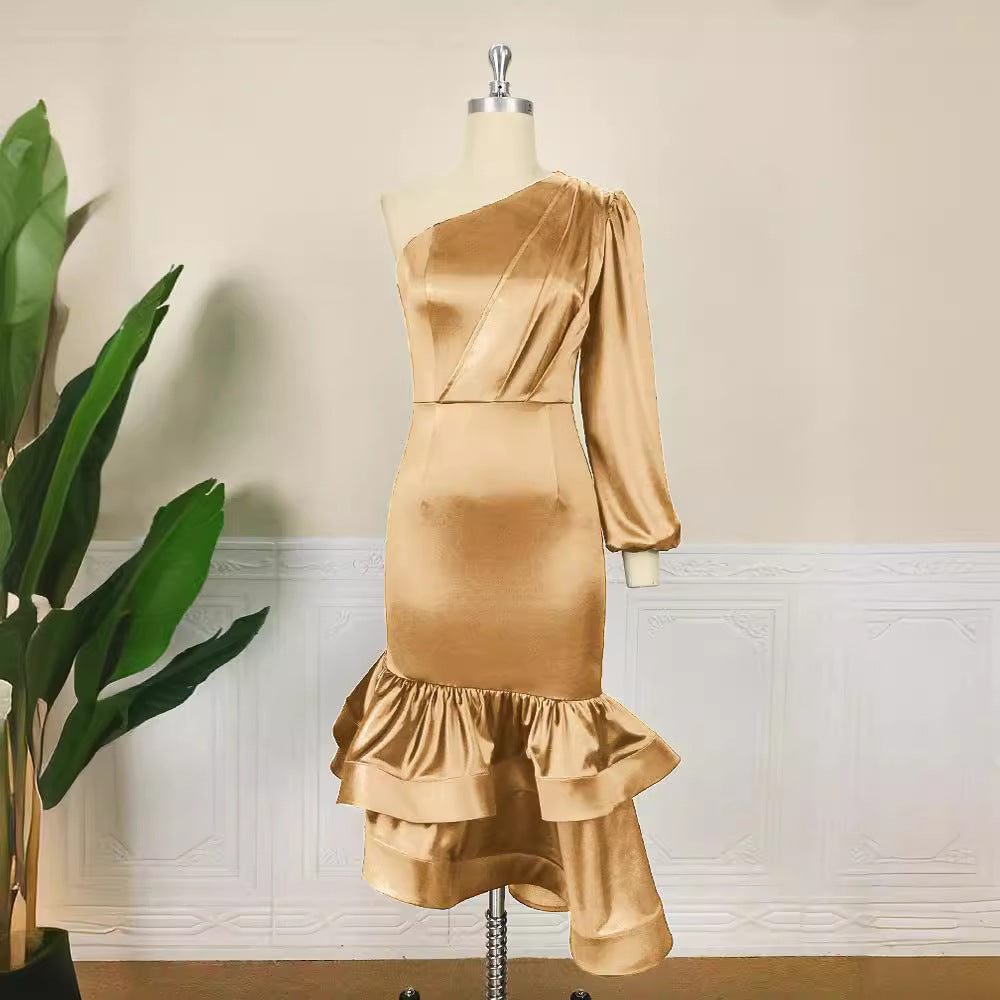 Damer Exklusiv Satin-klänning med asymmetrisk design och voluminös volang-nederdel Mirla-Eva Jonsson
