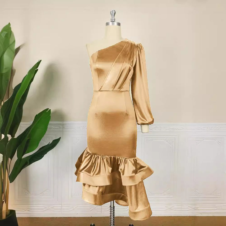 Damer Exklusiv Satin-klänning med asymmetrisk design och voluminös volang-nederdel Mirla-Eva Jonsson
