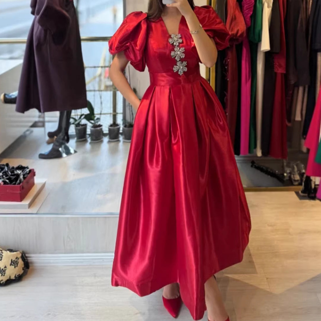 Damer Extravagant aftenkjole med voluminøse puffærmer og glitrende applikationer Mirla-Eva Jonsson
