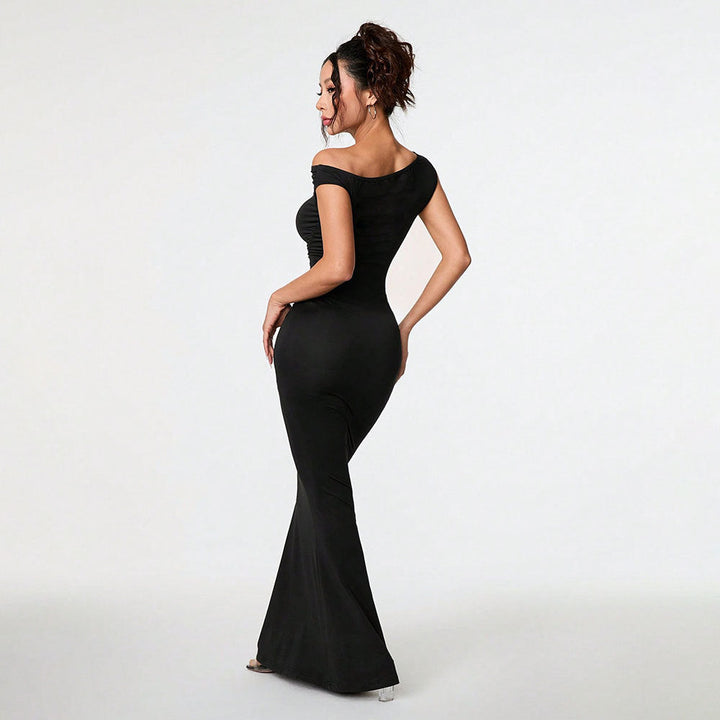 Damer Figurformande Maxiklänning med Asymmetrisk U-ringning och Elegant Drapering Mirla-Eva Jonsson