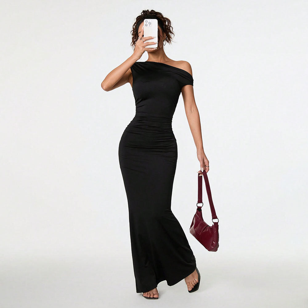 Damer Figurformande Maxiklänning med Asymmetrisk U-ringning och Elegant Drapering Mirla-Eva Jonsson