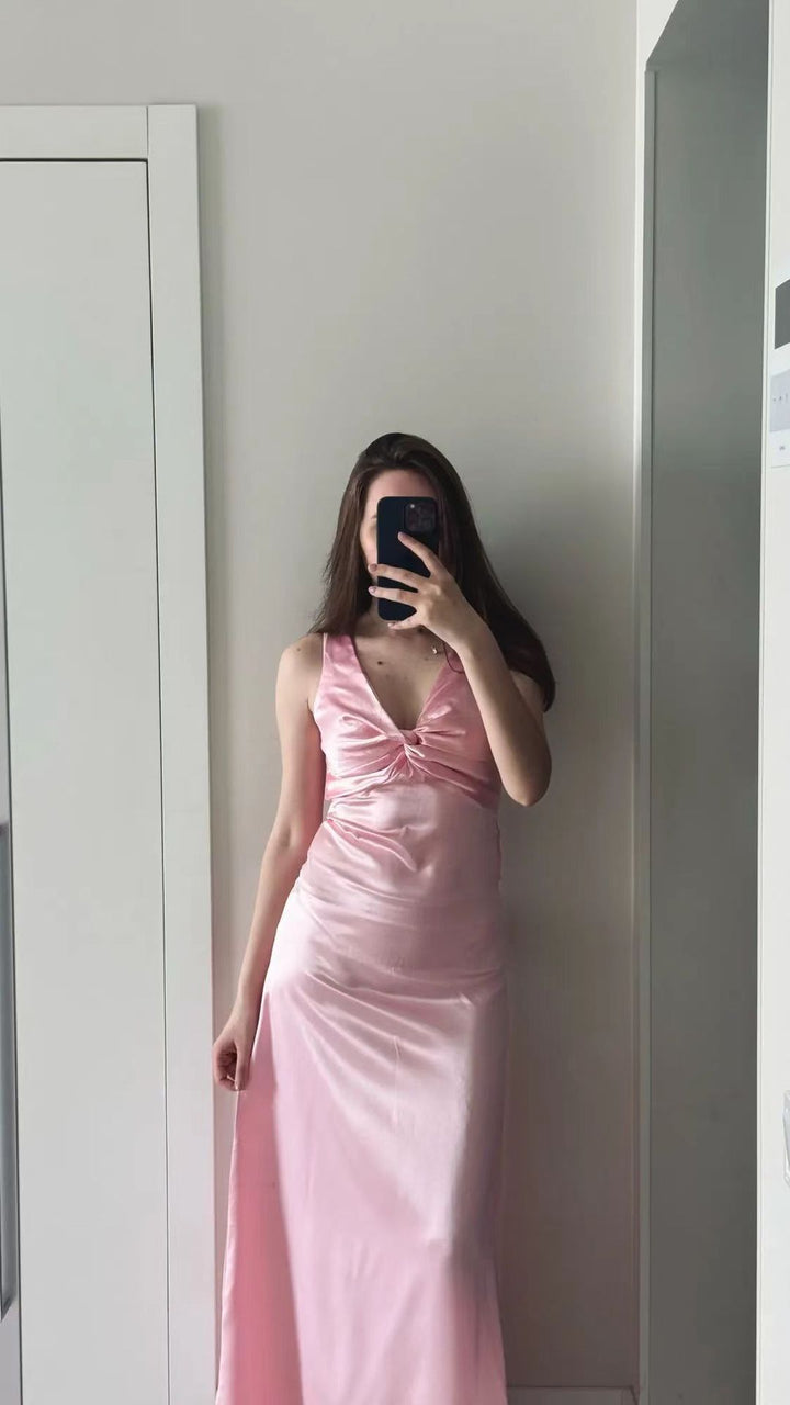 Damer Figurformande Maxiklänning med elegant V-ringning och rynkor Eva Jonsson-Eva Jonsson