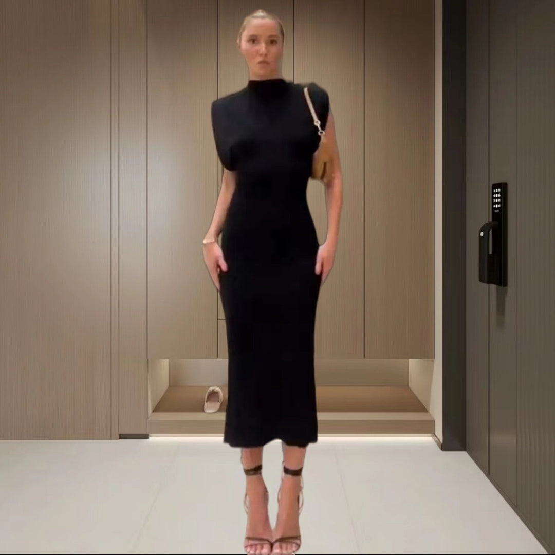 Damer Figurnära Maxiklänning med asymmetrisk design och elegant halsprydnad Eva Jonsson-Eva Jonsson