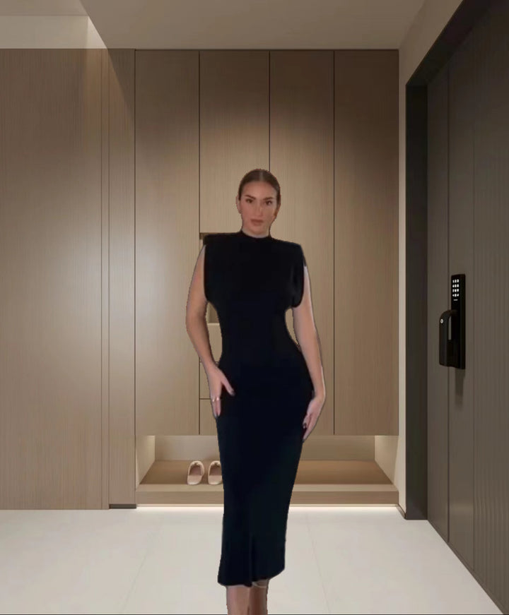 Damer Figurnära Maxiklänning med asymmetrisk design och elegant halsprydnad Eva Jonsson-Eva Jonsson