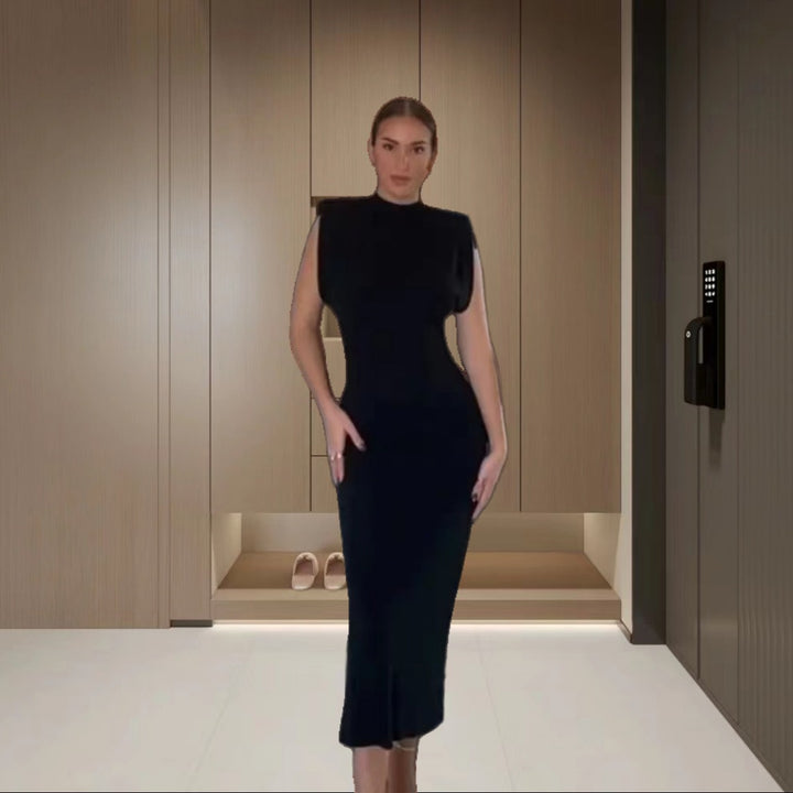 Damer Figurnära Maxiklänning med asymmetrisk design och elegant halsprydnad Eva Jonsson-Eva Jonsson