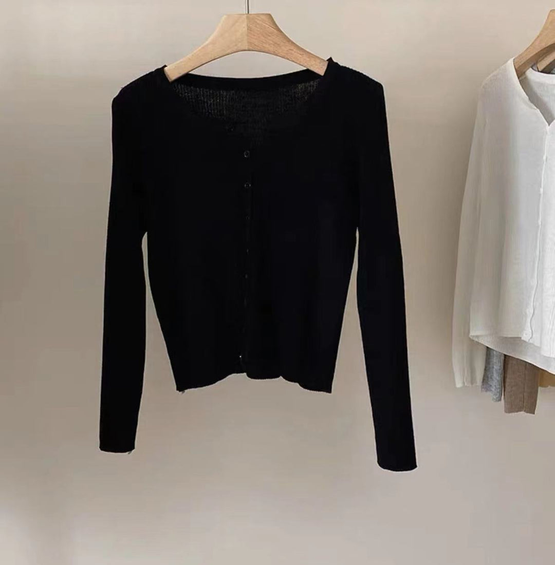 Damer Figurnära Stickad Jacka med Elegant Knäppning och Fin Ribbstruktur Mirla-Eva Jonsson