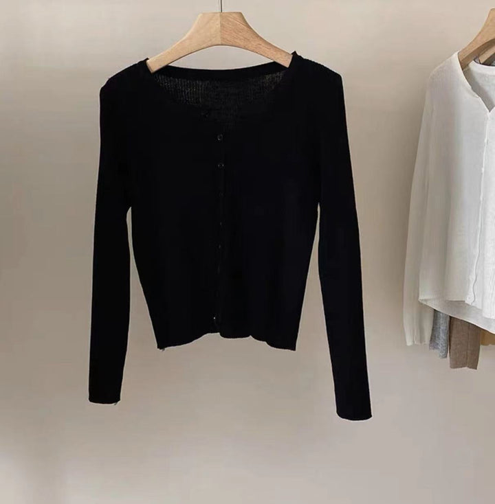 Damer Figurnära Stickad Jacka med Elegant Knäppning och Fin Ribbstruktur Mirla-Eva Jonsson