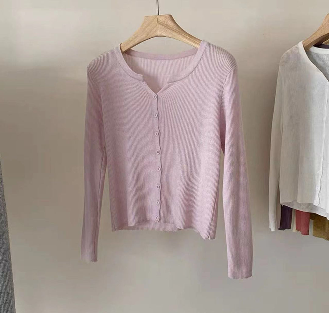 Damer Figurnära Stickad Jacka med Elegant Knäppning och Fin Ribbstruktur Mirla-Eva Jonsson