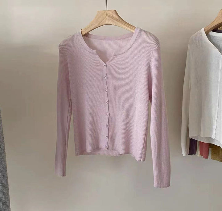 Damer Figurnära Stickad Jacka med Elegant Knäppning och Fin Ribbstruktur Mirla-Eva Jonsson