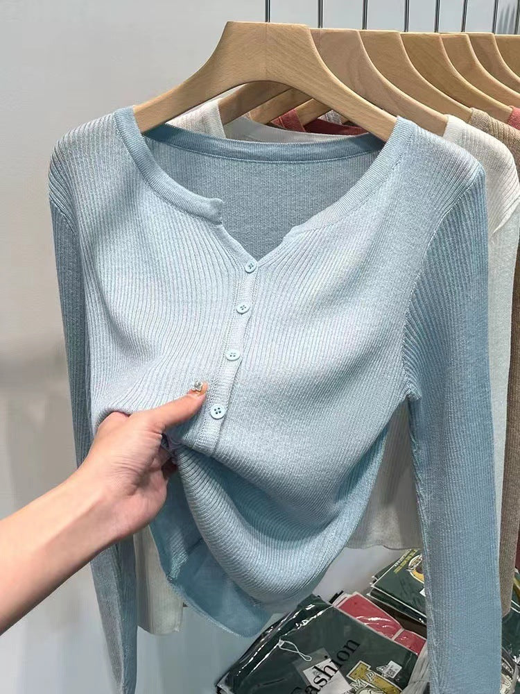 Damer Figurnära Stickad Jacka med Elegant Knäppning och Fin Ribbstruktur Mirla-Eva Jonsson